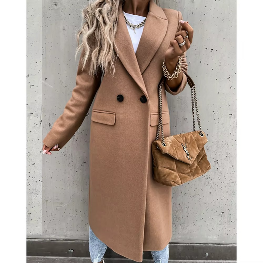 "Trench donna marrone - dettaglio bottoni e chiusura"